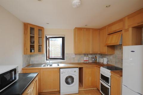 3 bedroom flat to rent, The Heyes, Gloucester Green