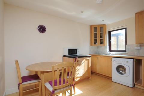 3 bedroom flat to rent, The Heyes, Gloucester Green