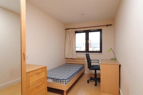 3 bedroom flat to rent, The Heyes, Gloucester Green