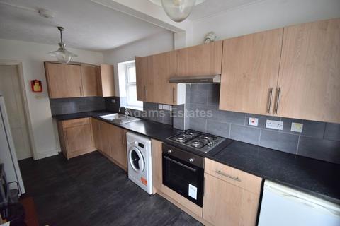 5 bedroom terraced house to rent, Grange Avenue, Reading