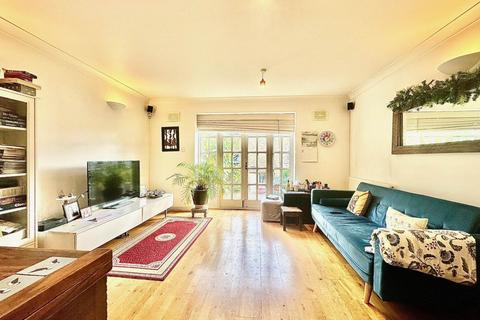 2 bedroom end of terrace house to rent, Hampton Close, New Southgate, London N11