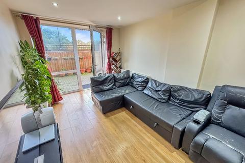 2 bedroom flat to rent, 527-529 Staines Road, Hounslow TW4