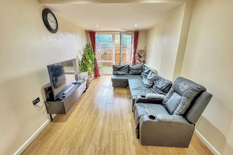 2 bedroom flat to rent, 527-529 Staines Road, Hounslow TW4