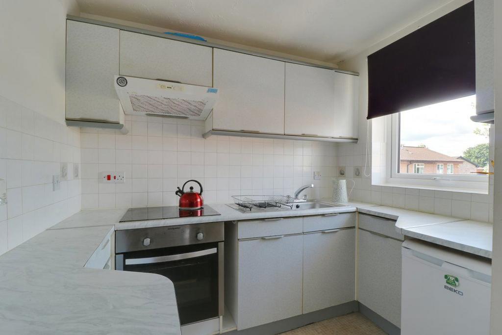 Fakenham Drive, Bobblestock... Studio to rent £545 pcm (£126 pw)