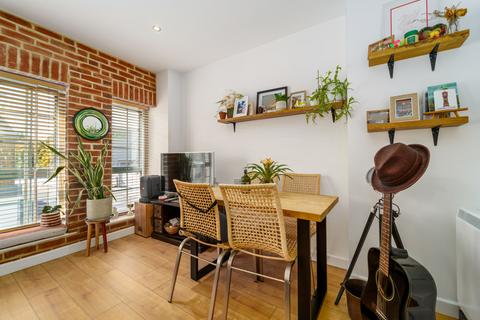 2 bedroom flat for sale, Wilton House, West Ealing, London, W13