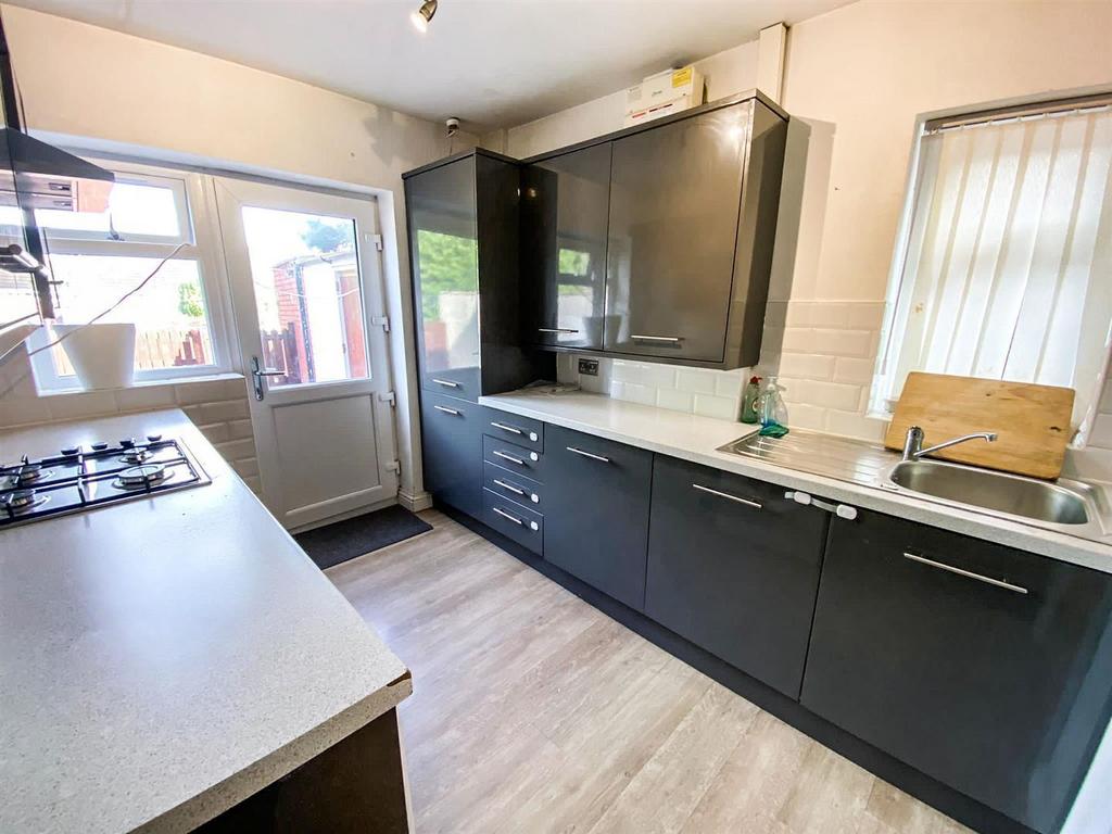 Kitchen 2.jpg