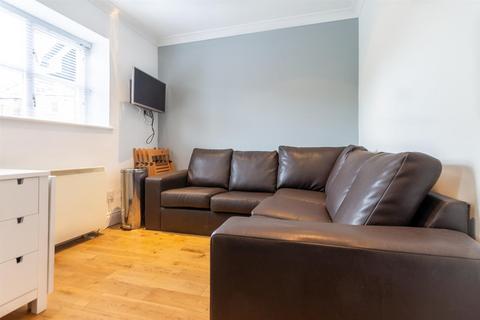 4 bedroom flat to rent, Sloane Court, Jesmond