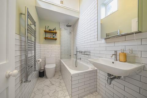 4 Sanderstead Close, London, SW12 0AQ