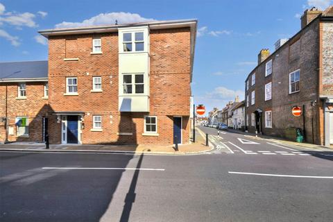 2 bedroom flat to rent, St. James Street, Newport PO30