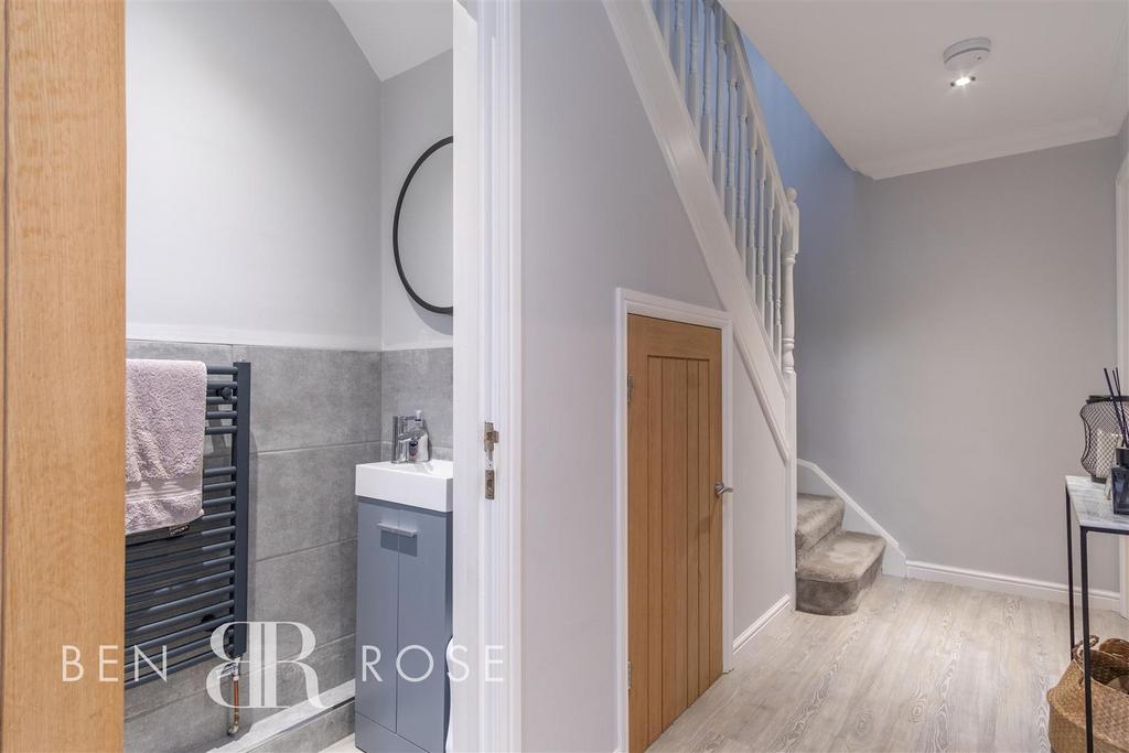 Entrance Hall/WC