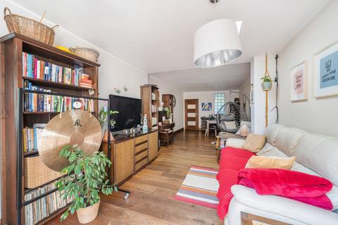 2 bedroom maisonette for sale, Mizbrooks, The Broadway, Laleham, TW18