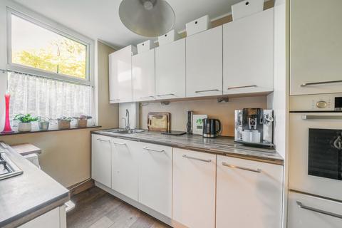 2 bedroom maisonette for sale, Mizbrooks, The Broadway, Laleham, TW18