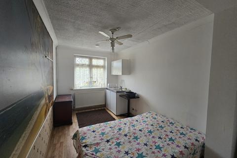 Studio to rent, Fern Lane, Hounslow TW5