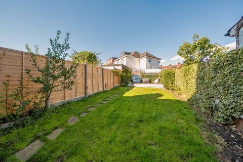 4 bedroom terraced house for sale, Chaucer Close,  London,  N11