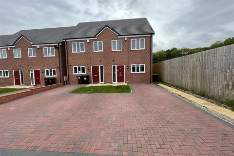 4 bedroom semi-detached house to rent, Daley Road, Bilston