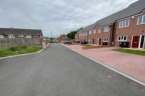 4 bedroom semi-detached house to rent, Daley Road, Bilston