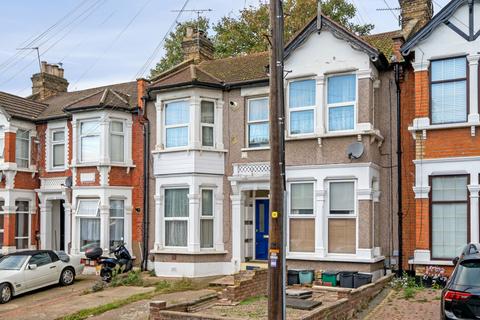 Flat 3, 8 Courtland Avenue, Ilford, IG1 3DW