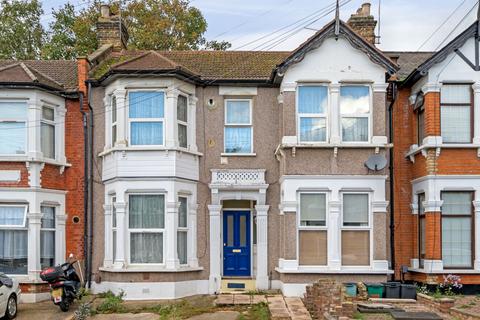Flat 3, 8 Courtland Avenue, Ilford, IG1 3DW
