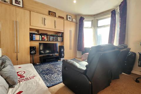 3 bedroom house for sale, Balfour Road, Ilford - COMMONWEALTH ESTATE