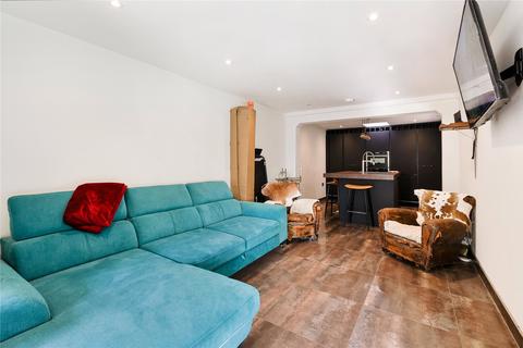 2 bedroom end of terrace house to rent, St. Frideswides Mews, London, E14