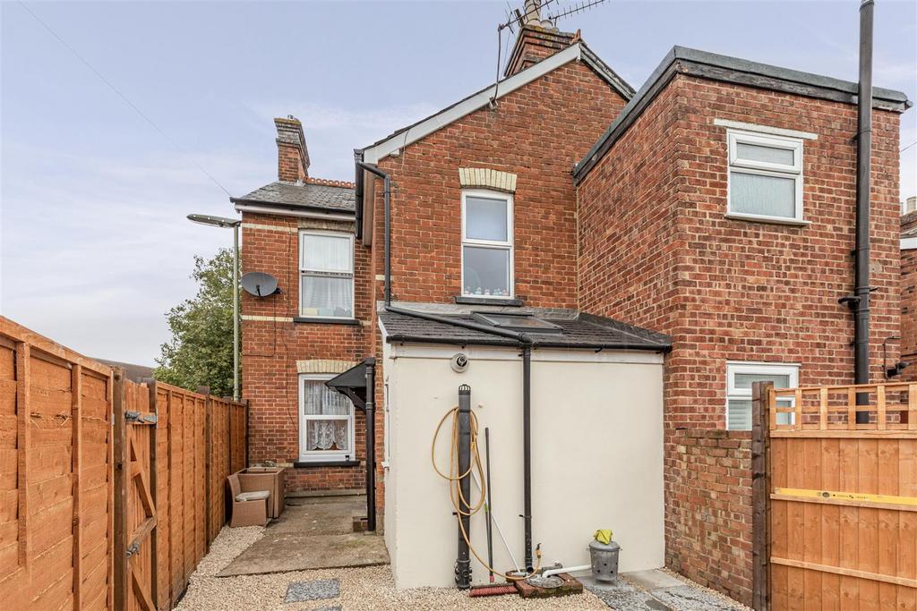 22 Guildford Road,Chertsey KT16 9 BJ   8.jpg