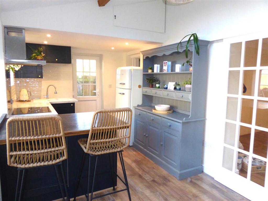 Kitchen 2.JPG