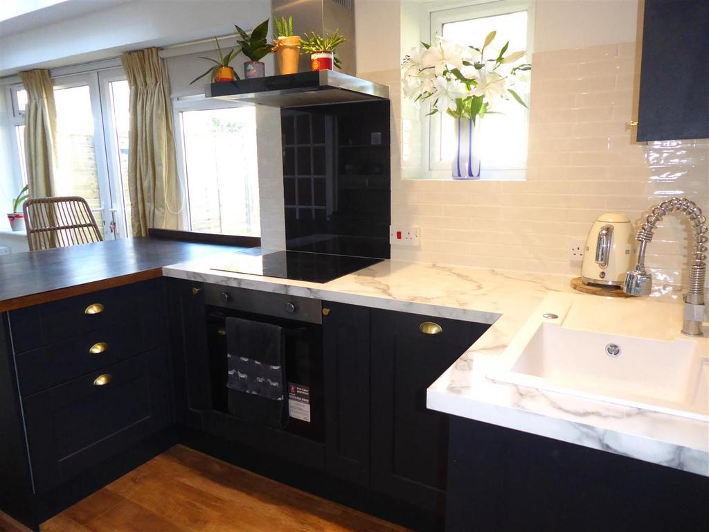 Kitchen 3.JPG
