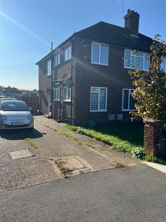 2 bedroom flat to rent, Glebe Avenue, Ruislip