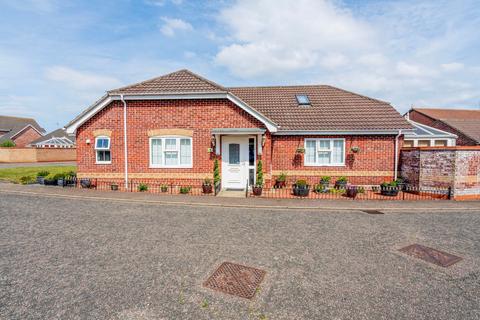 4 bedroom detached bungalow for sale, Hollowell Close, Oulton