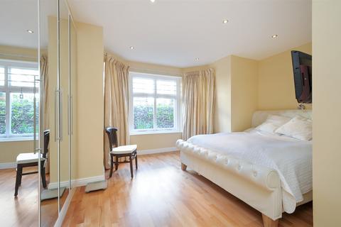 3 bedroom apartment to rent, Belsize Park Gardens, London, NW3