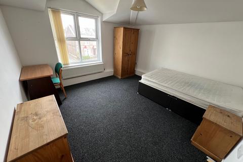 4 bedroom flat to rent, Swansea SA1