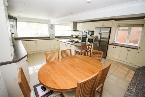 4 bedroom detached house for sale, Kingswood Chase, Leigh-On-Sea