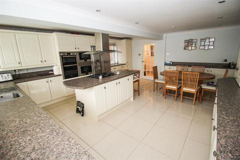 4 bedroom detached house for sale, Kingswood Chase, Leigh-On-Sea