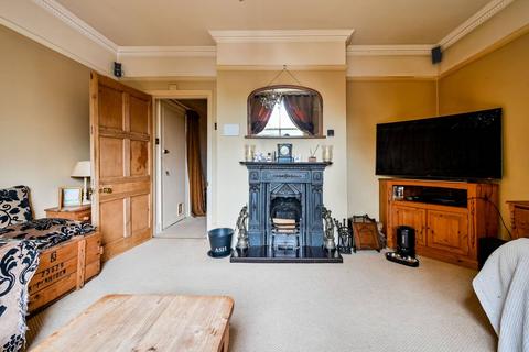 1 bedroom flat for sale, Epsom Road, Merrow, Guildford, GU1