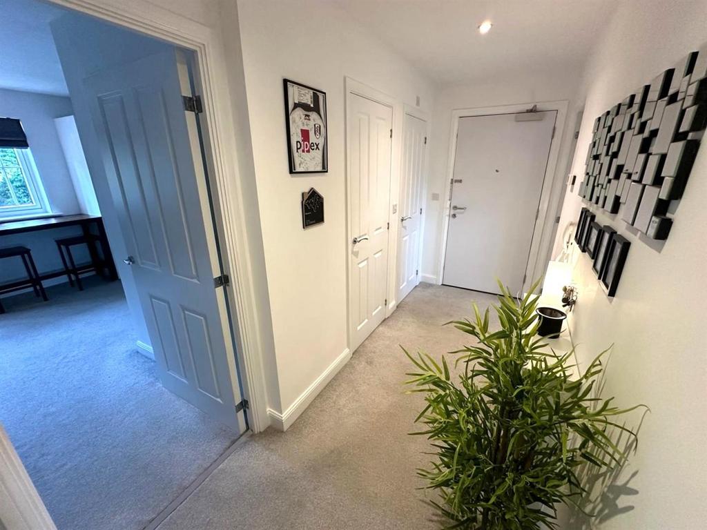 Hallway2.jpg