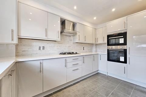 3 bedroom terraced house to rent, West Street, Haslemere, Surrey, GU27