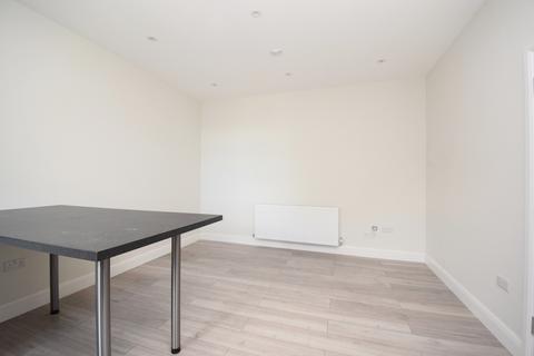 2 bedroom flat to rent, Bushey Hall Road, Bushey WD23