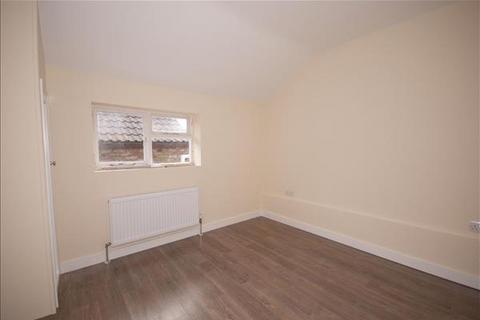 2 bedroom flat to rent, Queens Road, Buckhurst Hill IG9