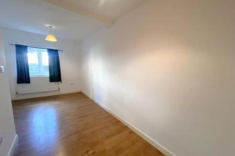 2 bedroom flat to rent, Chapel Street, Woking GU21