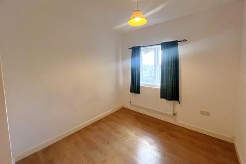 2 bedroom flat to rent, Chapel Street, Woking GU21