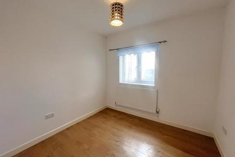 2 bedroom flat to rent, Chapel Street, Woking GU21