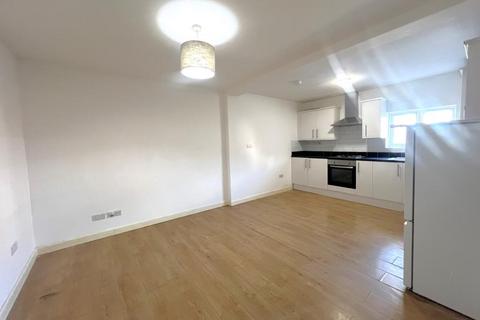 2 bedroom flat to rent, Chapel Street, Woking GU21