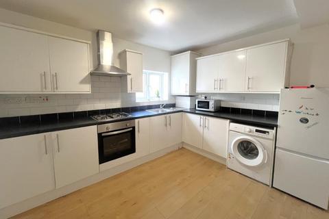 2 bedroom flat to rent, Chapel Street, Woking GU21