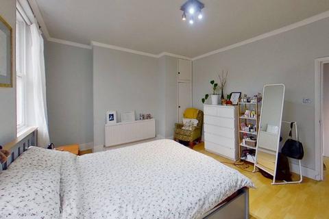 2 bedroom terraced house to rent, Richmond Avenue, Barnsbury, London, N1