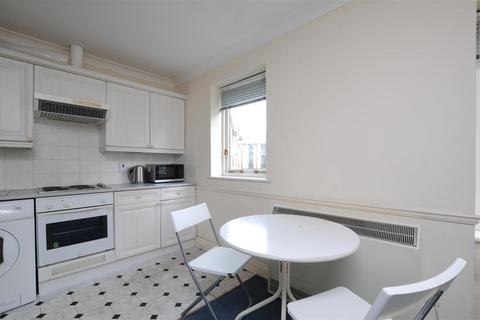 3 bedroom flat to rent, Swan Court, Paradise Street