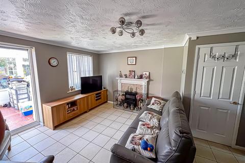 3 bedroom end of terrace house for sale, Peake Avenue, Kirby Cross CO13