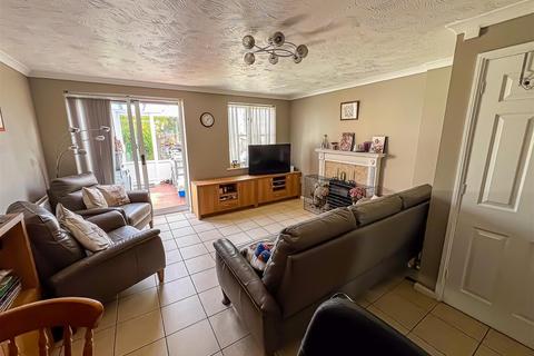 3 bedroom end of terrace house for sale, Peake Avenue, Kirby Cross CO13