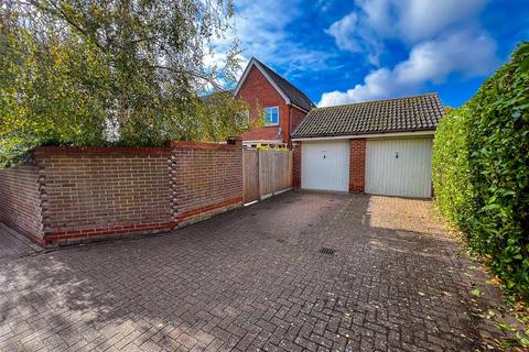 3 bedroom end of terrace house for sale, Peake Avenue, Kirby Cross CO13