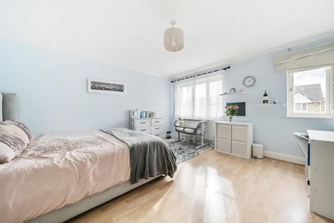 25 Cypress Gardens, London, SE4 2FB