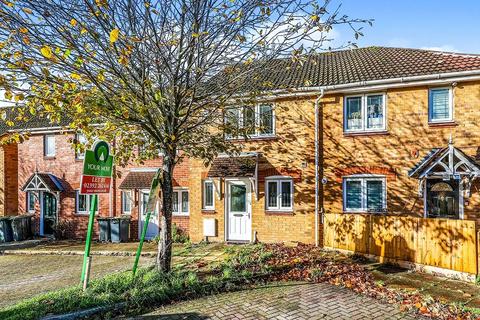 2 bedroom semi-detached house to rent, Merlin Close, Hampshire PO8